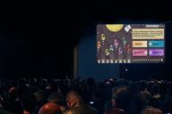 Collaborateurs utilisant leur smartphone pour participer au Quiz Interactif MadCityZen. | © MadCityZen